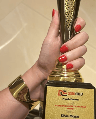 Silvia Mogas holding the Marketing Leader of the Year 2024 trophy awarded by Digital Confex