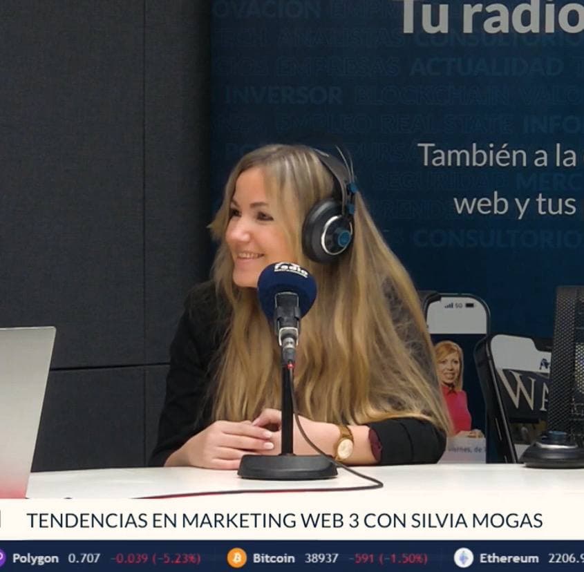 Silvia Mogas live on air at Radio Intereconomía.