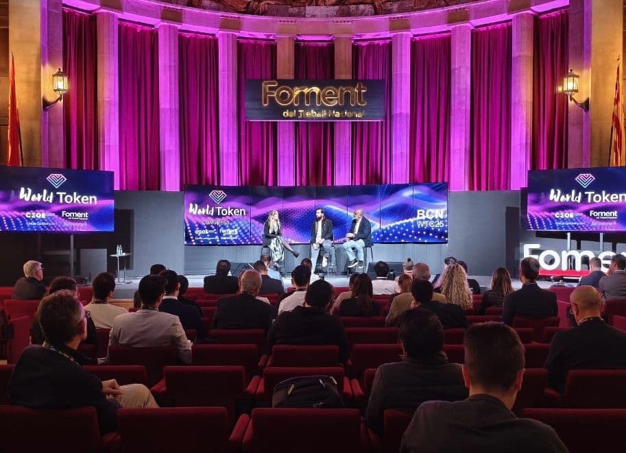 Silvia Mogas moderating a panel at World Token Congress, Foment del Treball, Barcelona, 2025